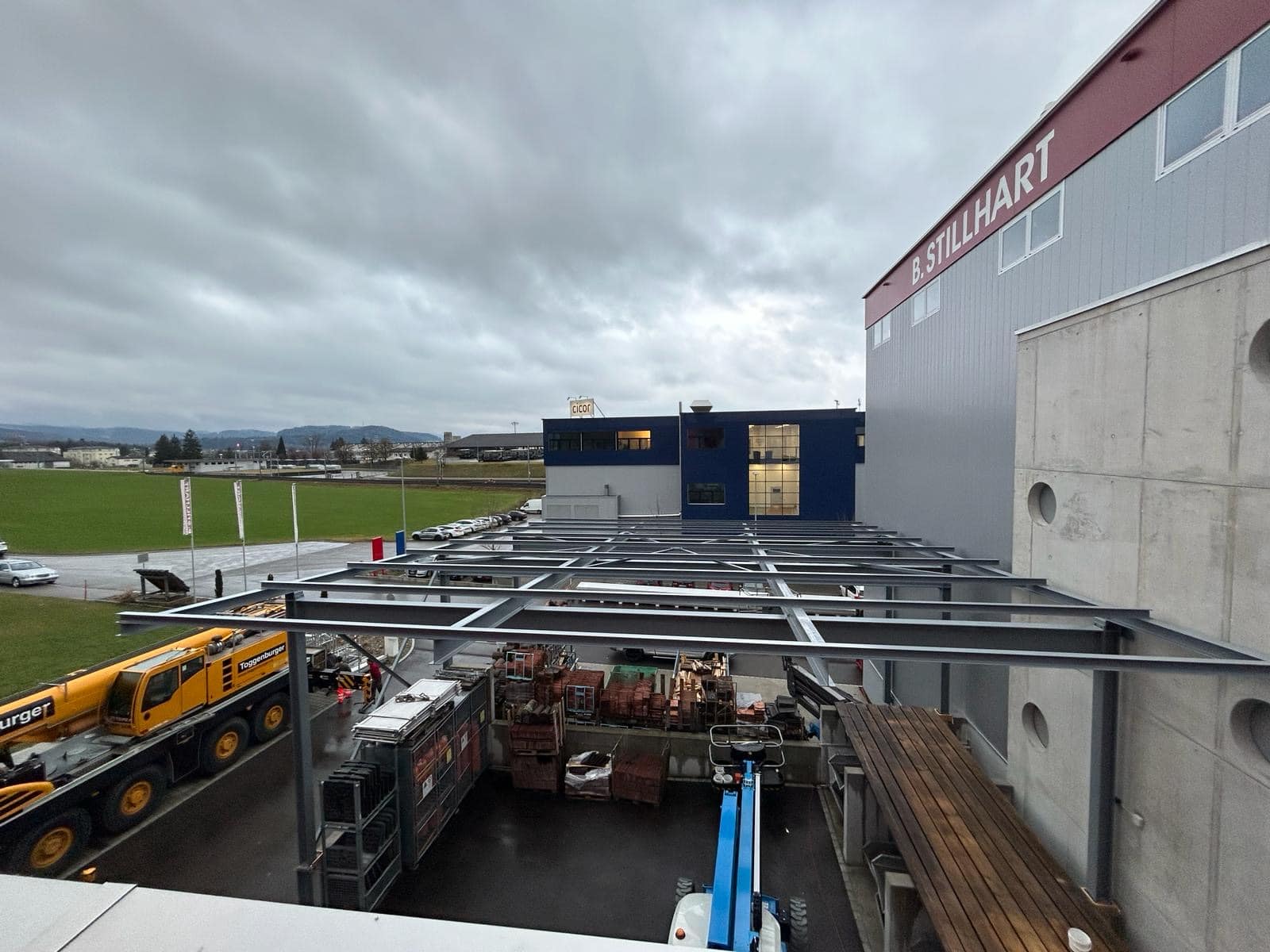 Firma B. Stillhart Dach + Fassaden + Solar AG baut schon wieder.